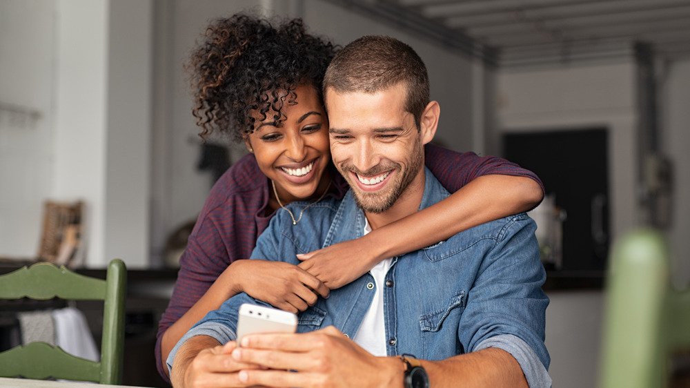 Couple heureux prenant un selfie