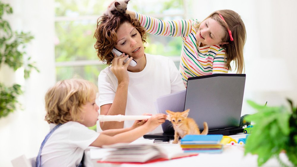 maman qui lutte pour travailler, être parent et prendre soin d'elle-même