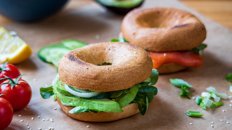 Deux sandwichs bagels avec des légumes verts sur le dessus