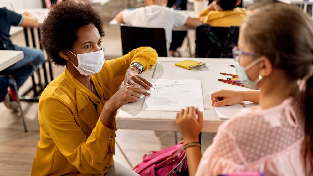 Enseignant et élèves avec des masques faciaux