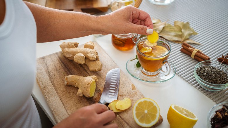 Mains préparant du thé au gingembre