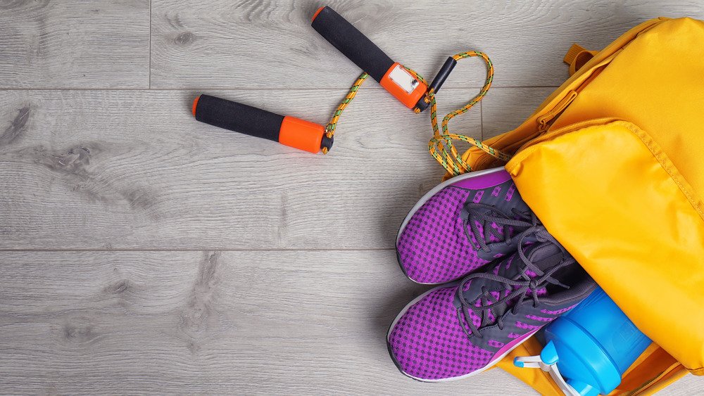 Corde à sauter, chaussures de tennis dans un sac