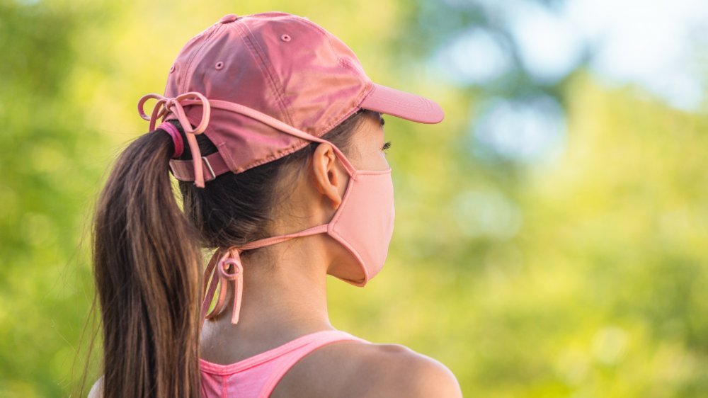 Une femme porte un masque avec des liens en tissu