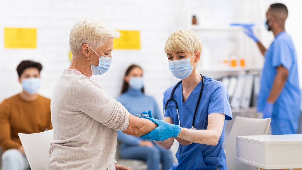 Photo d'archive d'une femme âgée recevant un vaccin