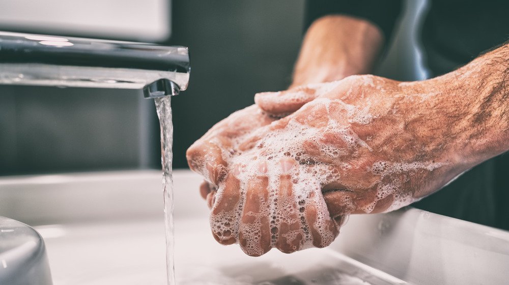 homme se lavant les mains