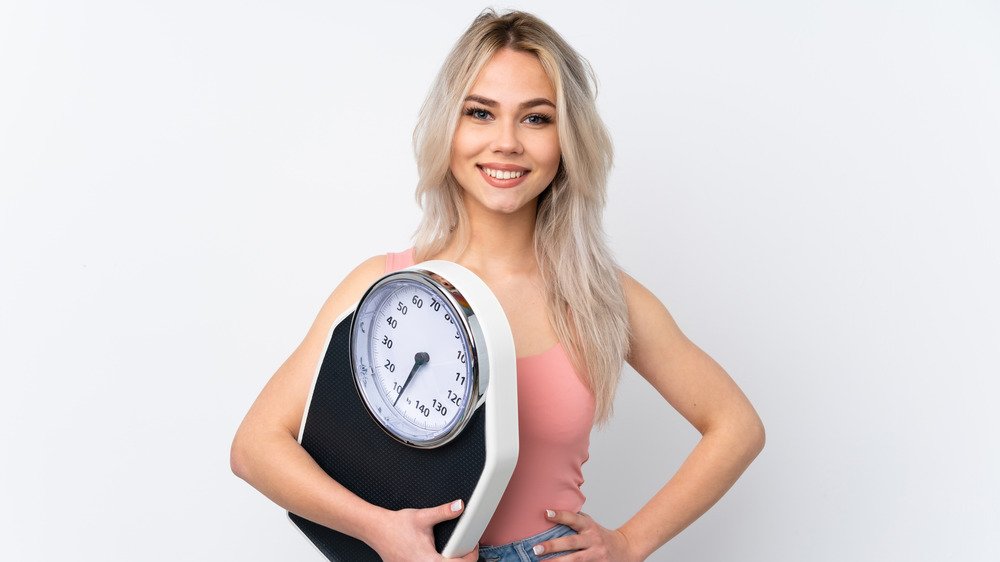 femme heureuse avec une balance