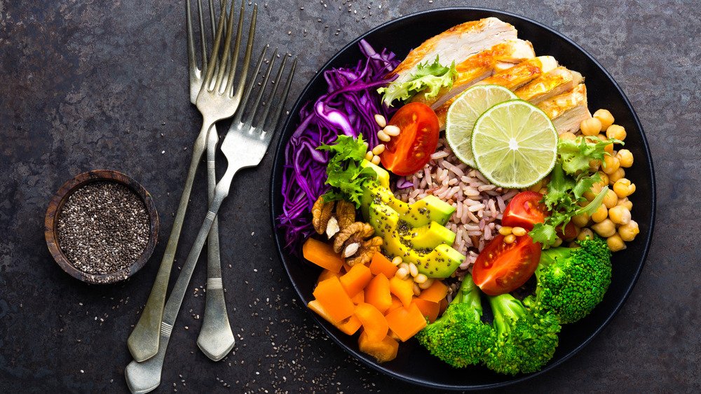 bol de riz aux légumes et protéines