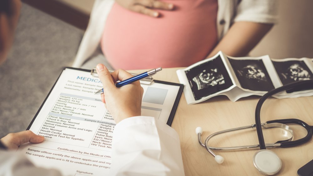 Femme enceinte chez le médecin