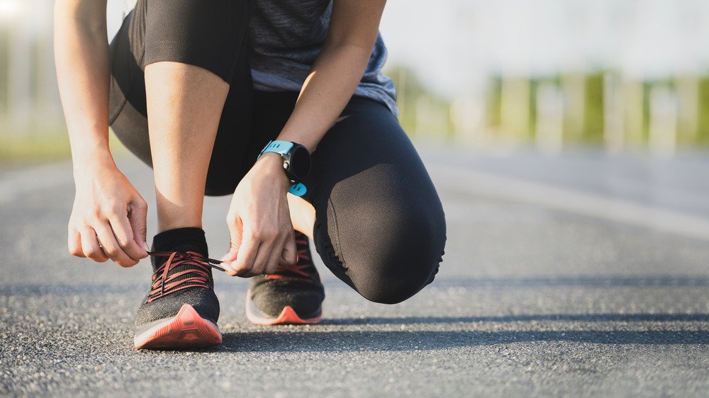 Un coureur enfile ses chaussures