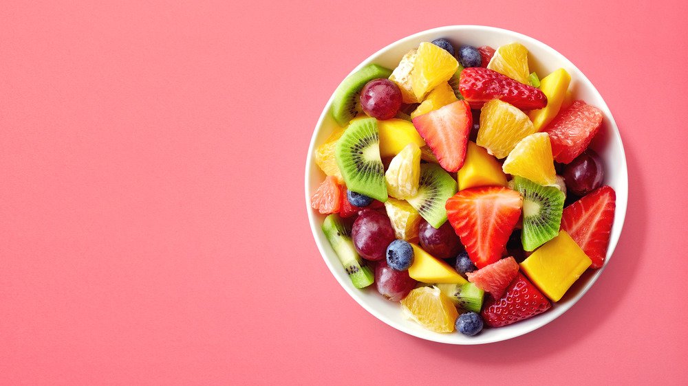 Bol de salade de fruits frais et sains 