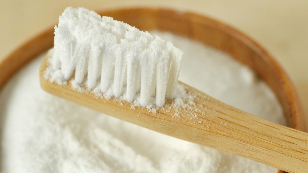 Bol de bicarbonate de soude avec brosse à dents