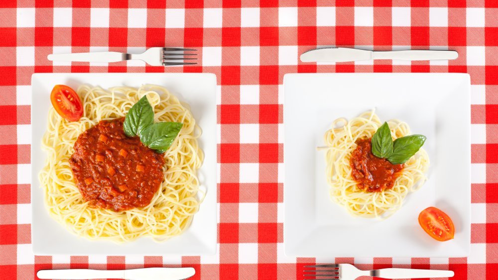 Contraste entre les grandes et les petites portions de spaghetti