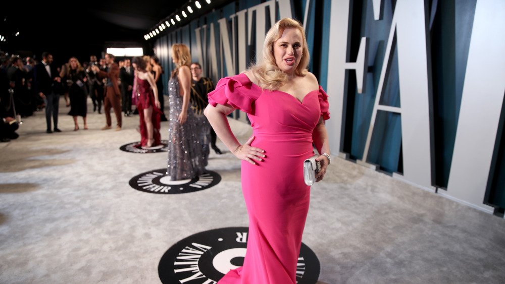 Rebel Wilson pose dans une robe de soirée rose 