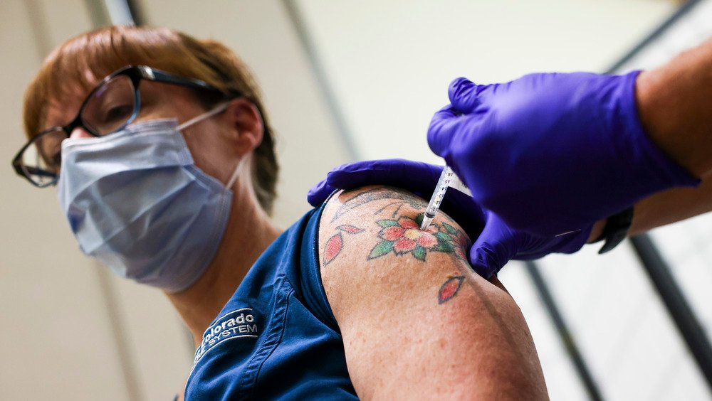 Une infirmière de l'unité de soins intensifs du Colorado reçoit le vaccin contre la COVID-19