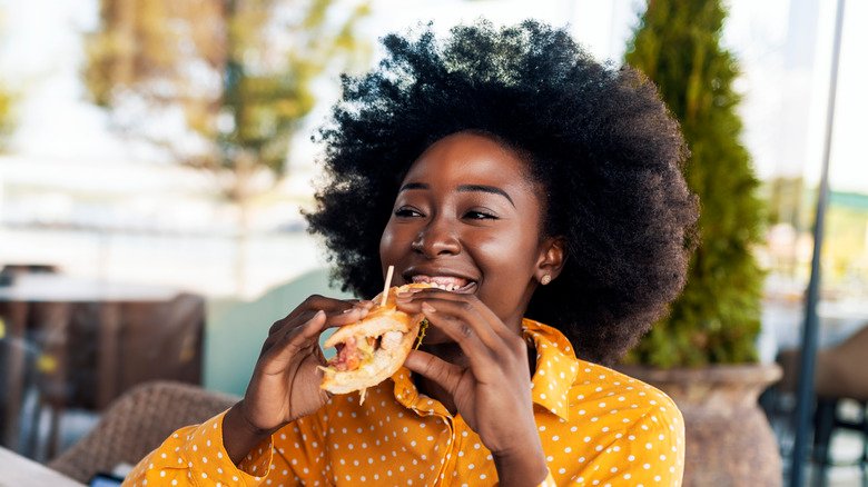 Jeune femme savourant un repas copieux