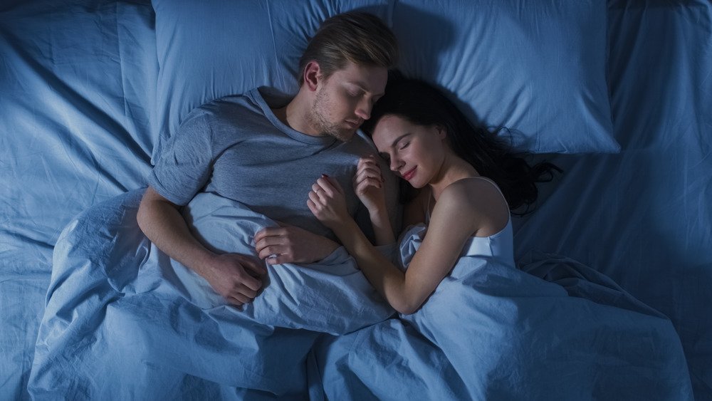 Couple endormi dans son lit