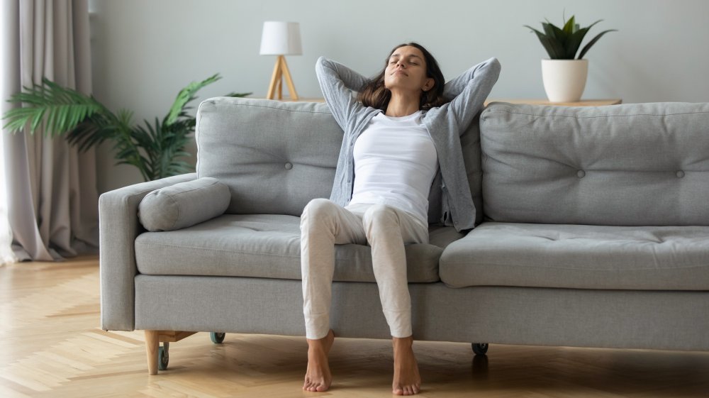 Femme s'étirant sur un canapé