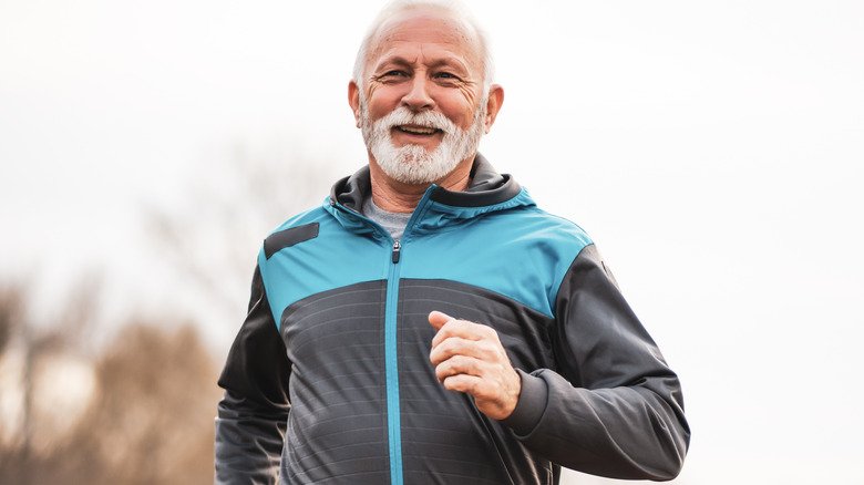 homme âgé faisant du jogging en plein air