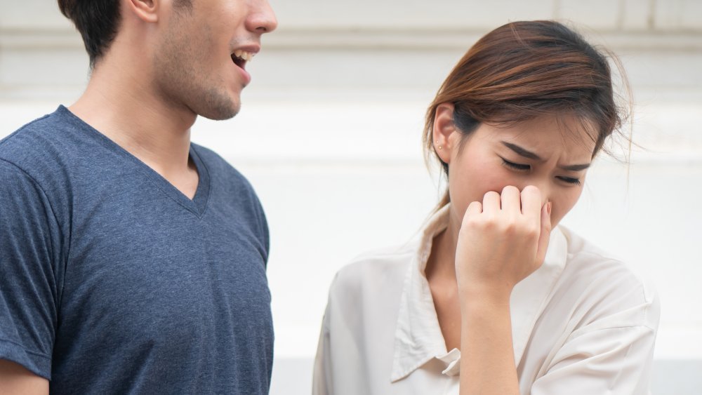 Les femmes se détournent de la mauvaise haleine de l'homme