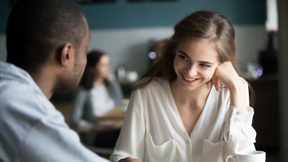 Couple heureux se souriant