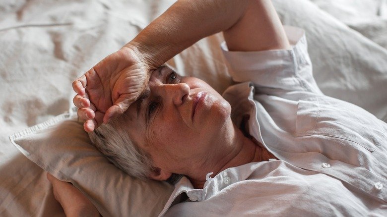 femme âgée qui ne peut pas dormir