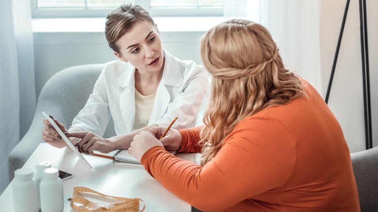 femme en surpoids avec un médecin