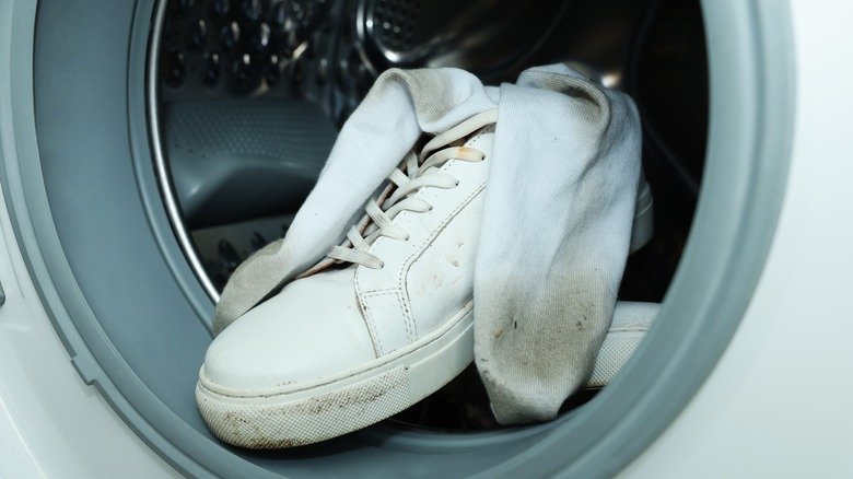 Chaussettes et baskets sales dans la machine à laver