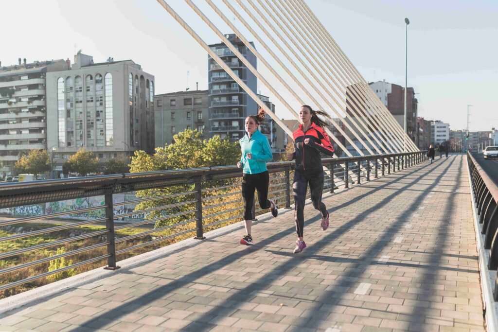 **Personne en train de faire du sport dans un cadre urbain, illustrant une routine d'exercice.**