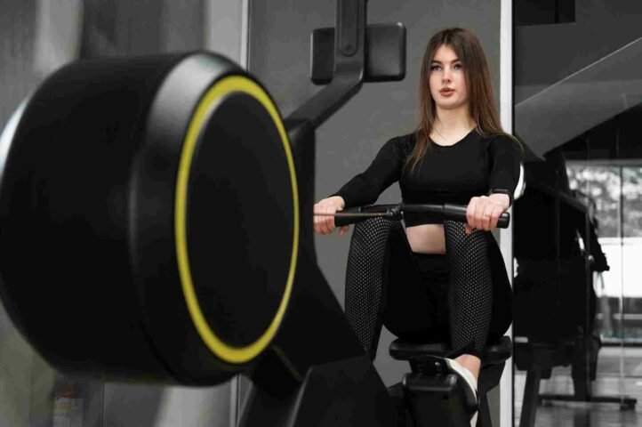 Personne s'entraînant avec des poids à la salle de gym