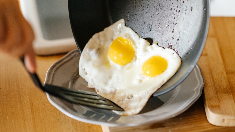 Oeufs au plat dans une poêle