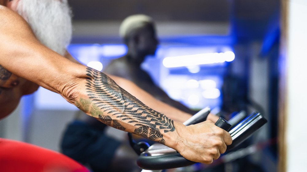 homme sur un vélo de spinning