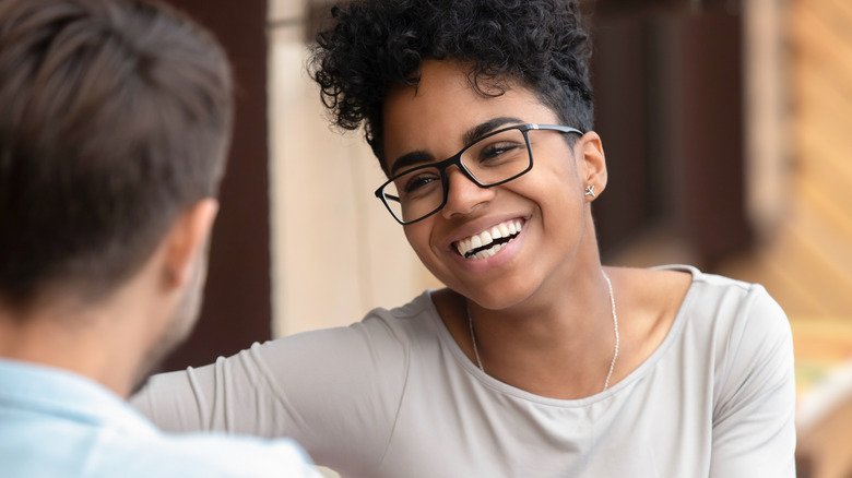 Un jeune couple lors d'un premier rendez-vous