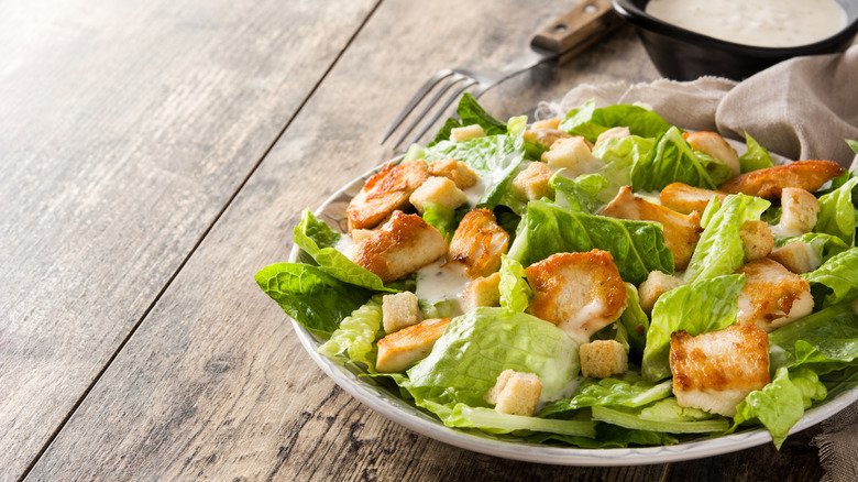 Salade avec vinaigrette crémeuse, poulet et croûtons