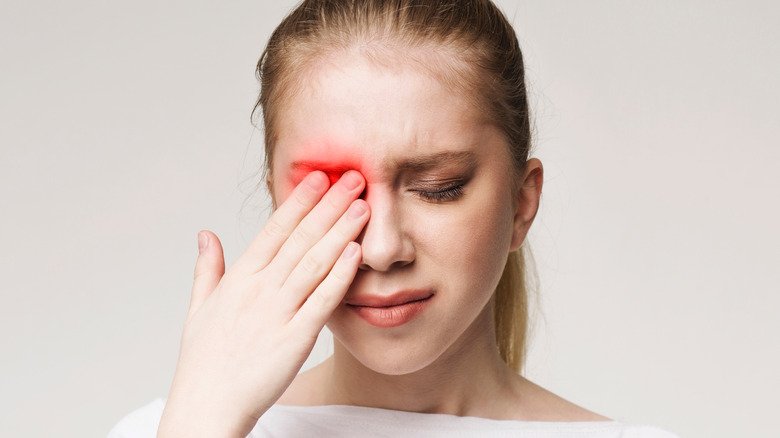 Une jeune femme ressent une douleur à l’œil gauche 