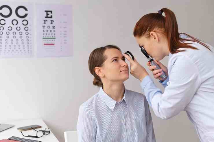 Consultation entre un kiné des yeux et un patient