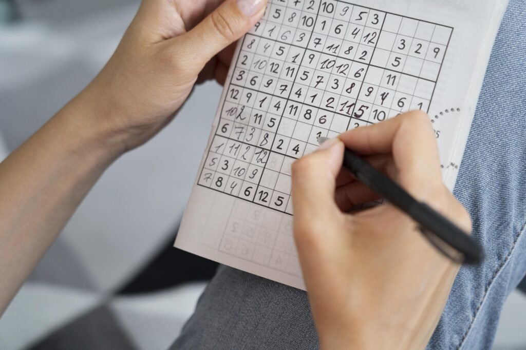 Photos de personnes jouant au Sudoku