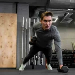 Un homme faisant de l'exercice pendant le week-end pour réduire les risques de maladies en pratiquant des activités physiques concentrées.