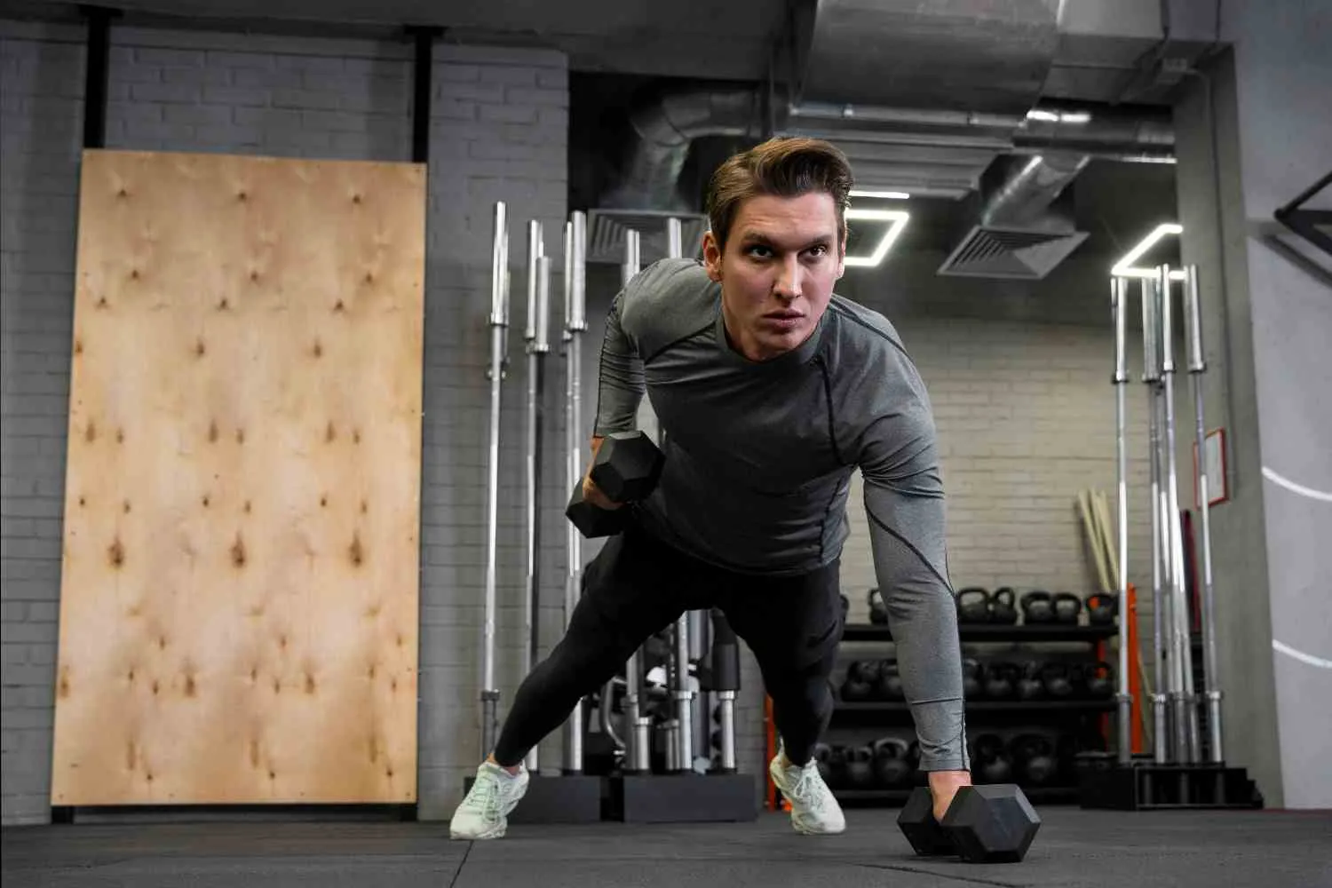 Un homme faisant de l'exercice pendant le week-end pour réduire les risques de maladies en pratiquant des activités physiques concentrées.