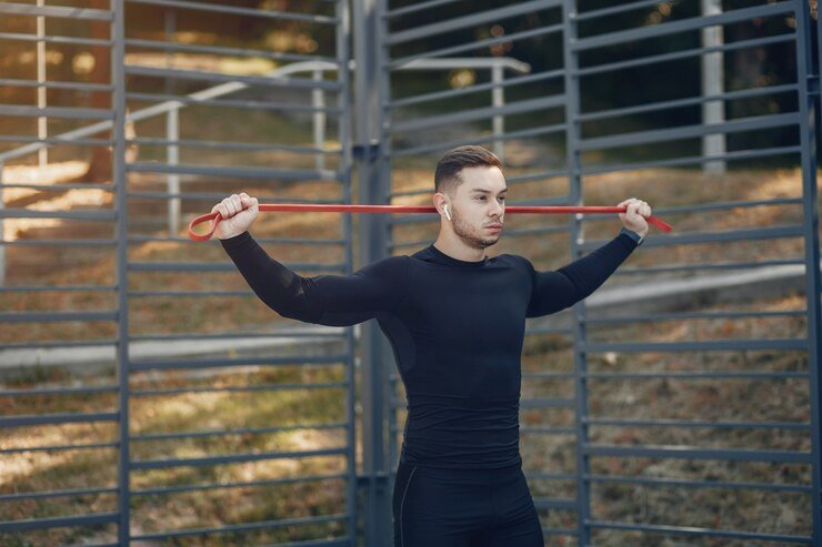 Bel homme s'entraînant dans le parc sur le Programme de Traction